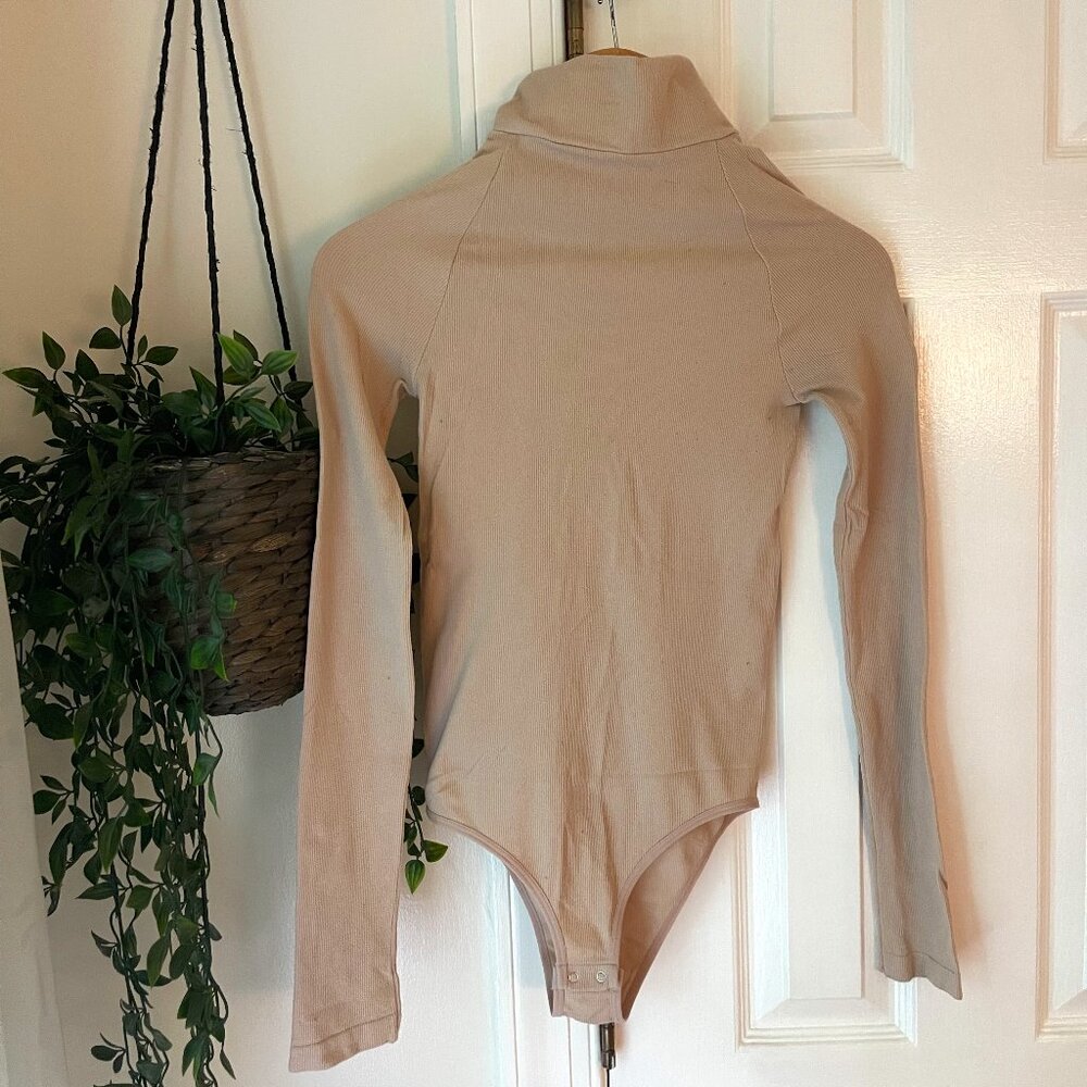 FREE PEOPLE Ribbed Keyhole Bodysuit Longsleeve in size M